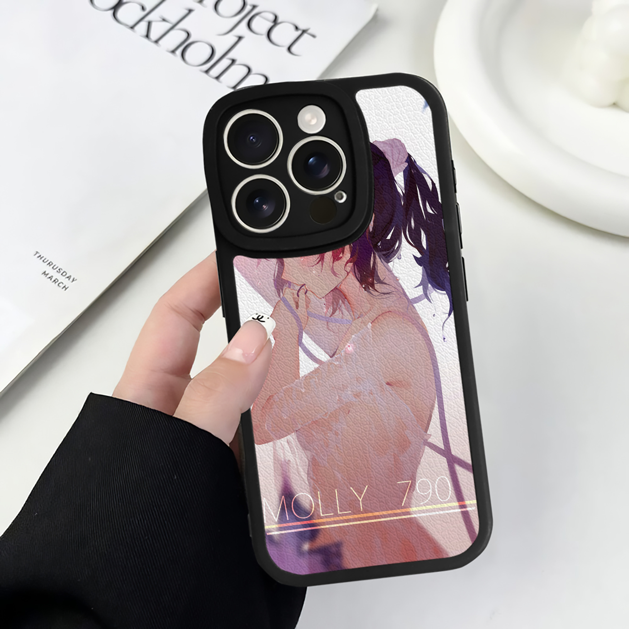 （画像用） 鬼滅の刃（きめつのやいば）蟲柱-胡蝶 しのぶ／こちょう しのぶ Kochou Shinobu 【iPhone 16シリーズ対応】シリコンスマホケース（レザー調） 材質：シリコン